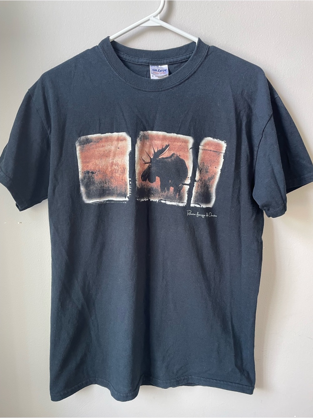 Gildan Black Short-Sleeve Tee with Rust Moose Graphic Médium
